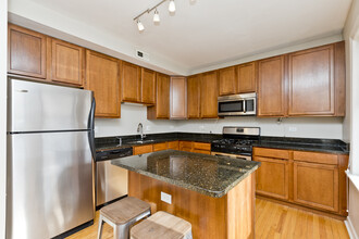 3041 W Diversey Ave, Unit 3040 - 2S in Chicago, IL - Foto de edificio - Building Photo