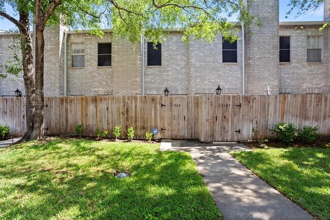 17589 Red Oak Dr in Houston, TX - Building Photo - Building Photo