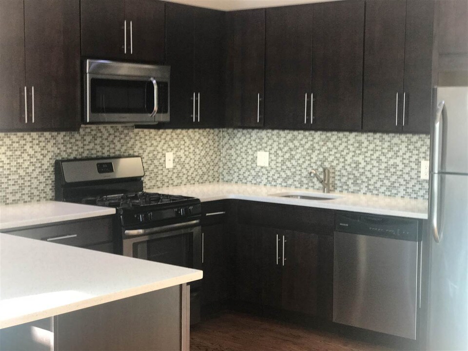 186 Broadway-Unit -301 in Bayonne, NJ - Building Photo