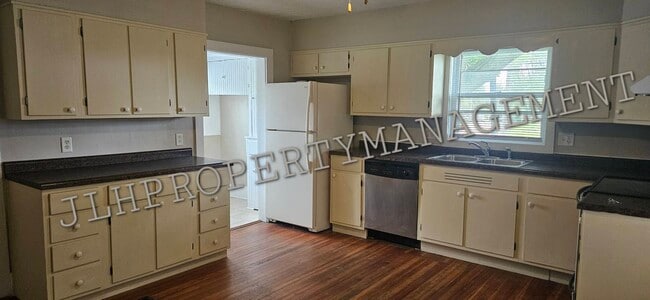604 W Ringold St in Freeport, IL - Building Photo - Building Photo