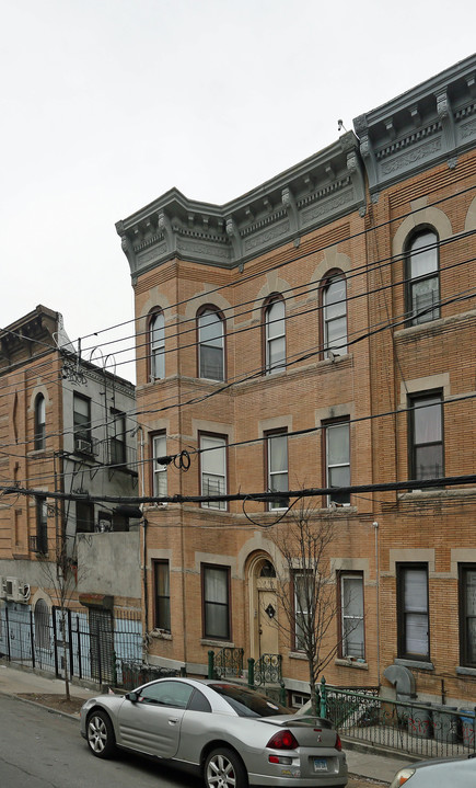 315 Bleecker St in Brooklyn, NY - Building Photo