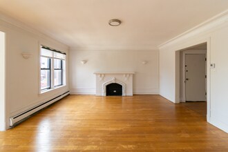 6830 S Jeffery Blvd in Chicago, IL - Foto de edificio - Building Photo