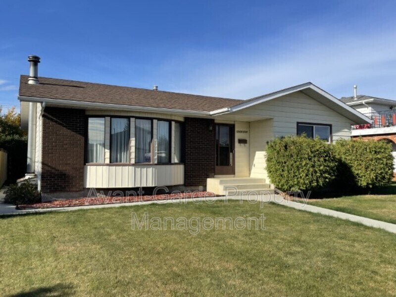 12428-12451 51 St NW in Edmonton, AB - Building Photo