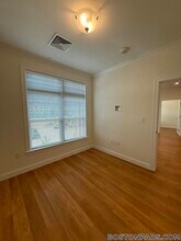 120 Gerry Rd, Unit 304 in Brookline, MA - Foto de edificio - Building Photo