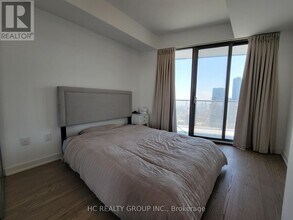 11 Wellesley St W in Toronto, ON - Building Photo - Building Photo