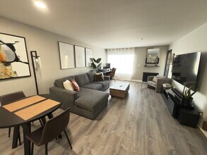 5605 Friars Rd, Unit 304 in San Diego, CA - Foto de edificio - Building Photo