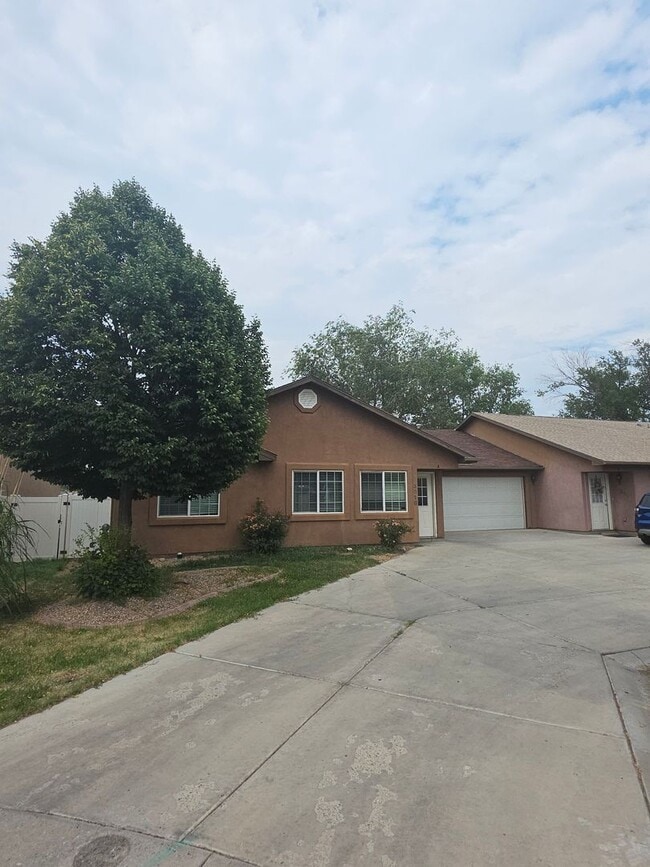 property at 3018 Oakwood Dr