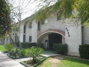 Reseda On The Park in Reseda, CA - Foto de edificio - Building Photo