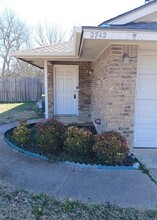 2742 Sunset Strip Dr in Glenn Heights, TX - Building Photo - Building Photo