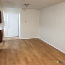 300 N Milam St in Seguin, TX - Foto de edificio - Building Photo