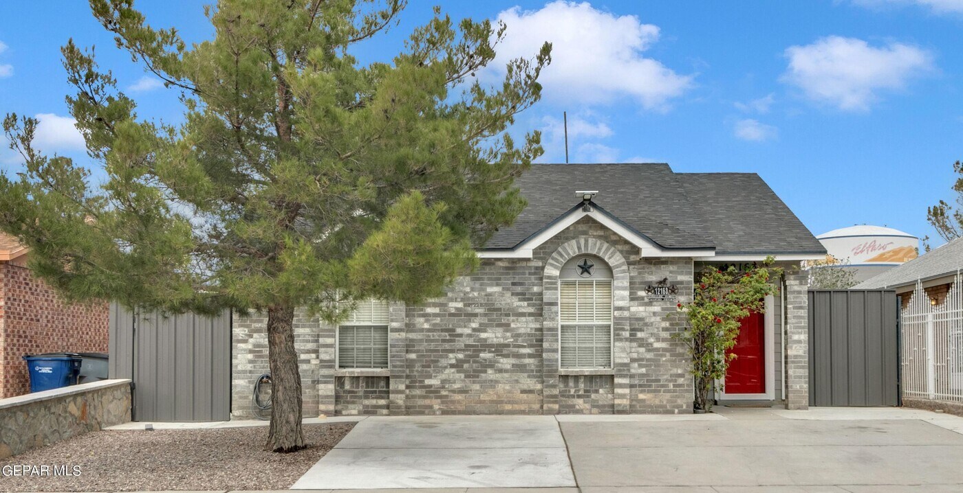 12163 Tower View Dr in El Paso, TX - Foto de edificio