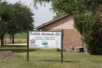 1000 S 8th St in Buckholts, TX - Foto de edificio - Building Photo