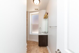 3927 N Clarendon Ave, Unit 2 in Chicago, IL - Building Photo - Building Photo