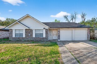 15811 Pfeiffer Dr in Houston, TX - Building Photo
