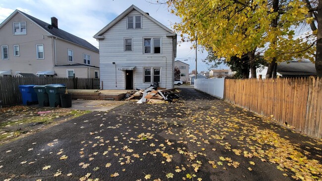 107 Dix St, Unit 2 in Hamden, CT - Foto de edificio - Building Photo