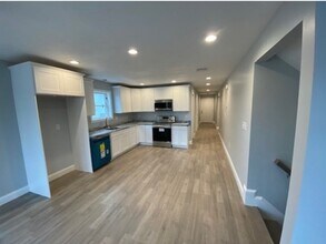 547 Main St, Unit 2 in Brockton, MA - Foto de edificio - Building Photo