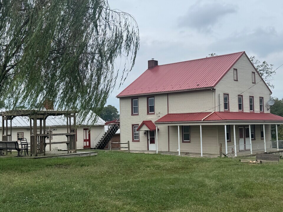 260 Stricklers Ln in Hellam, PA - Building Photo