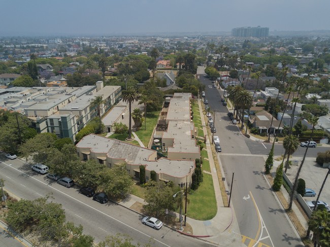 2404 Grandview Ave in Venice, CA - Foto de edificio - Building Photo