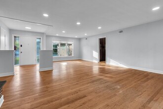 6811 N Kenneth Ave in Lincolnwood, IL - Building Photo - Building Photo