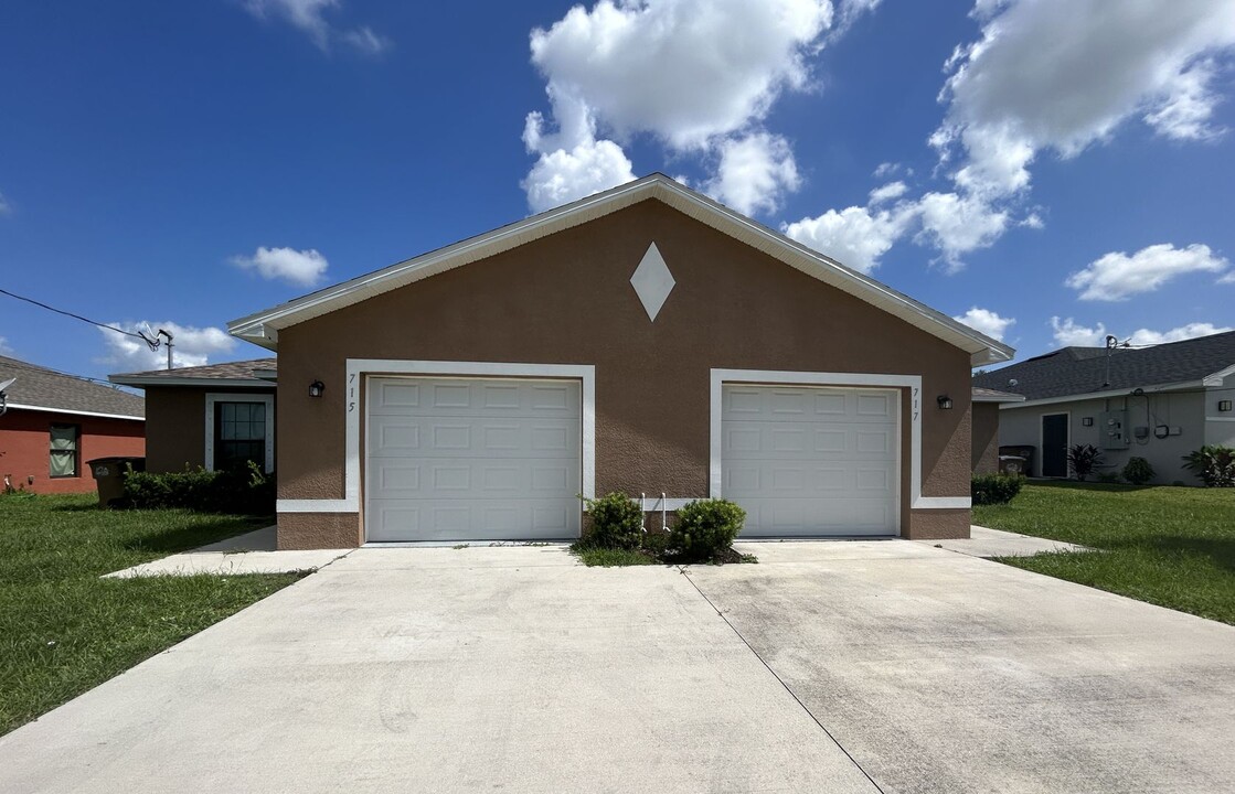 717 SE 7th St in Cape Coral, FL - Foto de edificio