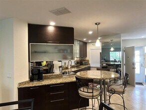 8635 Midnight Pass Rd in Sarasota, FL - Foto de edificio - Building Photo