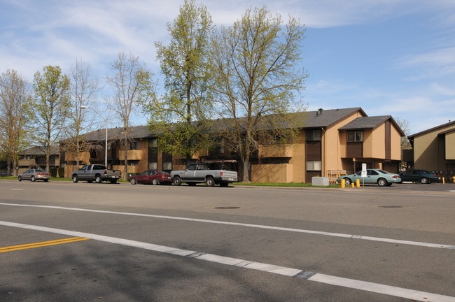 Century Plaza Apartments in Lodi, CA - Building Photo - Building Photo