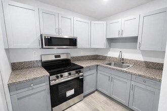 3300 S Dixie Hwy in Miami, FL - Building Photo - Building Photo