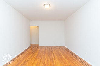 61-17 68th Ave, Unit 2B in Queens, NY - Foto de edificio - Building Photo