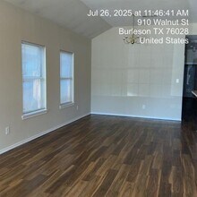 913 Walnut St in Burleson, TX - Building Photo - Building Photo