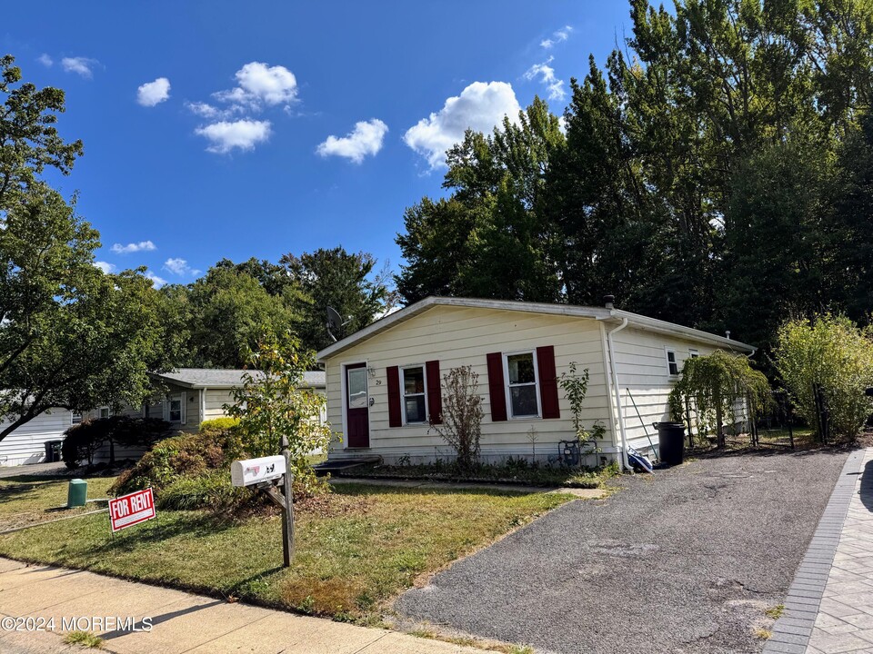 29 Deer Way in Englishtown, NJ - Building Photo