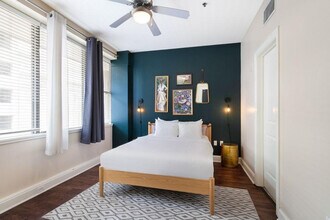 925 Common St in New Orleans, LA - Building Photo - Building Photo