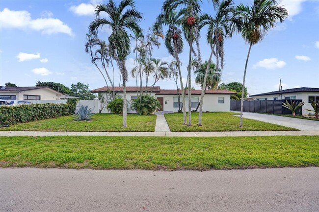 5750 NW 111th St in Hialeah, FL - Building Photo - Building Photo