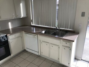 1908 S Pride St in Visalia, CA - Building Photo - Building Photo