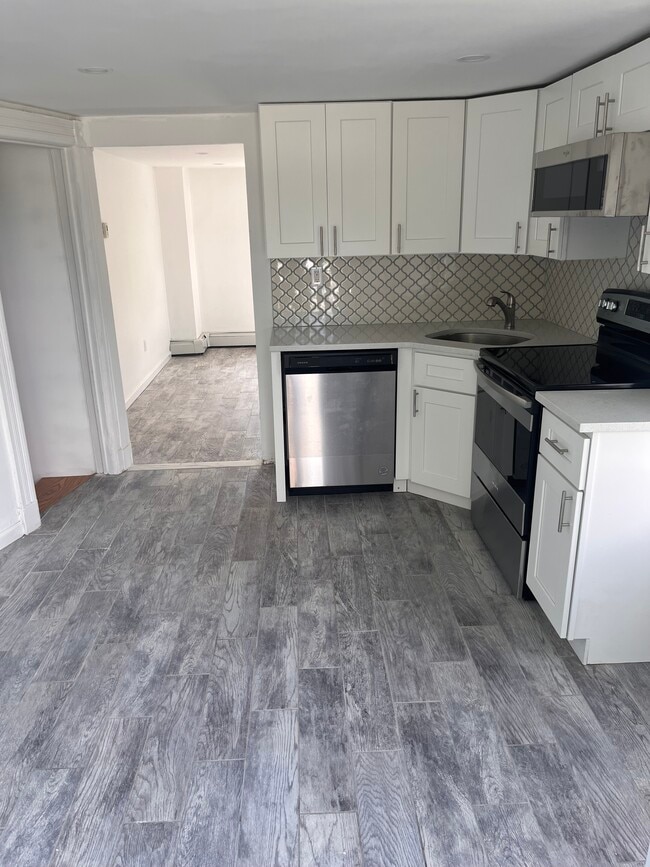 349 Bellmore Rd in East Meadow, NY - Foto de edificio - Building Photo