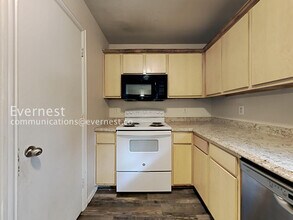 320 Ezekial Ave in Dallas, TX - Foto de edificio - Building Photo