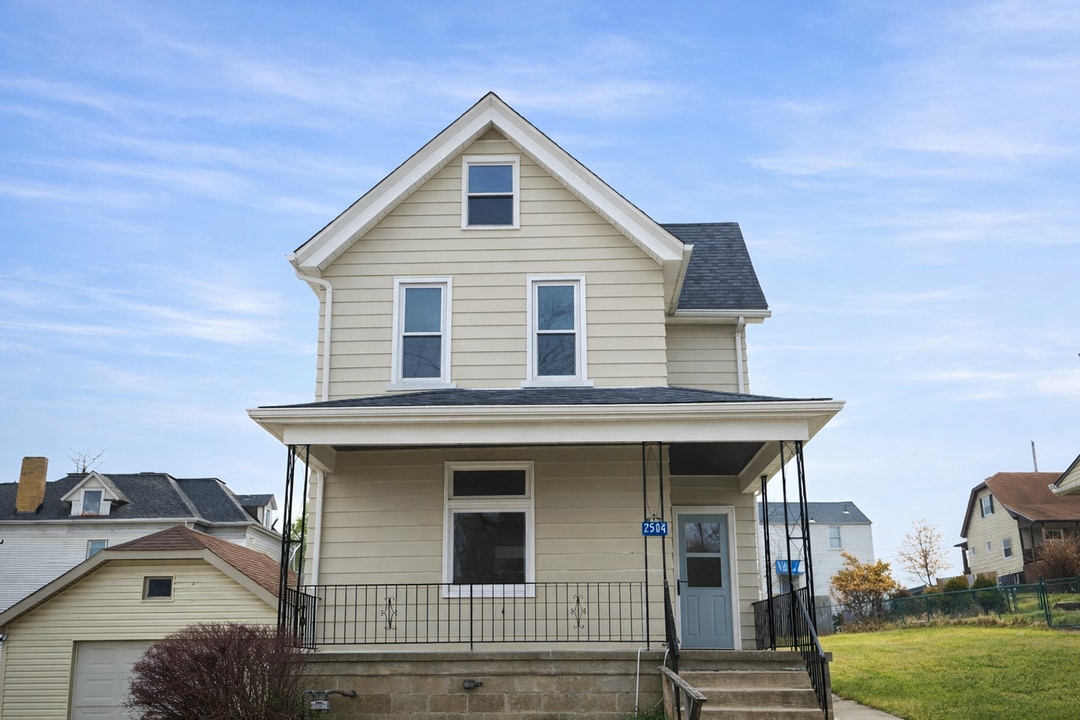 2504 Olympia St in McKeesport, PA - Building Photo