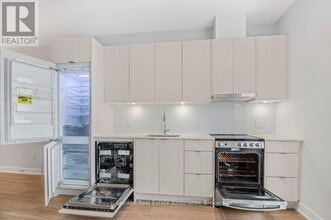 4130 Parkside Village Dr in Mississauga, ON - Building Photo - Building Photo