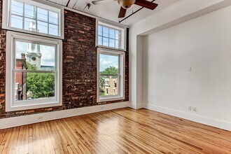 9 W York St in Savannah, GA - Building Photo - Building Photo