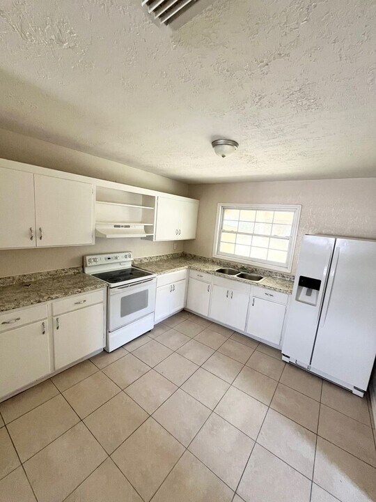 37312 Lock St in Dade City, FL - Building Photo