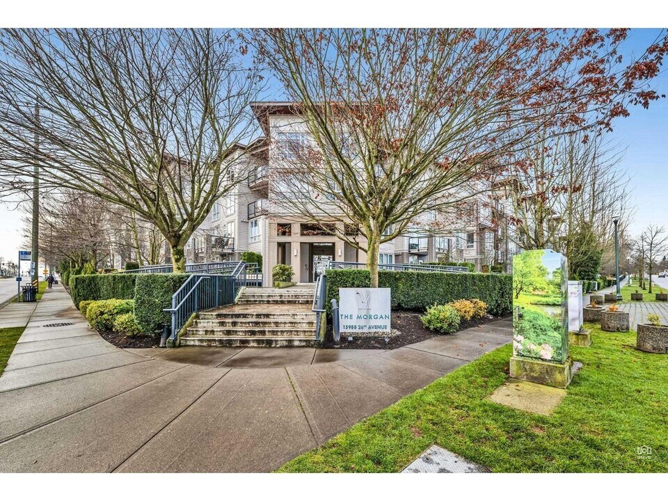 15988-15926 109 in Surrey, BC - Building Photo