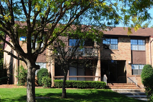 Woodbridge Terrace in Woodbridge, NJ - Foto de edificio - Building Photo