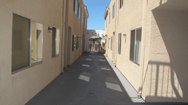 7020 Coldwater Canyon Ave, Unit 104 in Los Angeles, CA - Building Photo - Building Photo