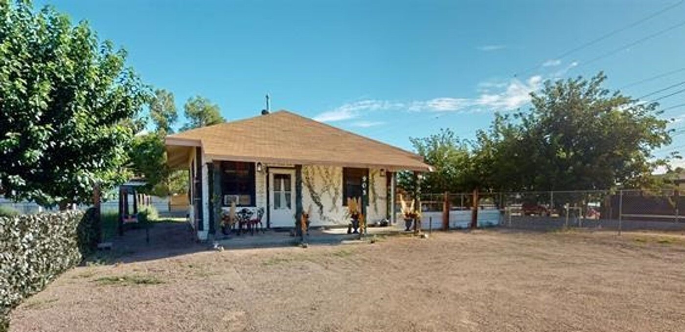 905 E Olive St in Deming, NM - Building Photo