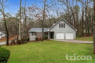 605 Lake Dr SW in Snellville, GA - Building Photo