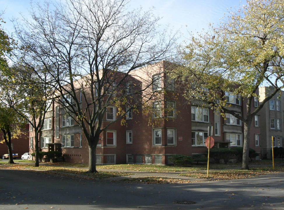 8052 S Paxton Ave in Chicago, IL - Building Photo