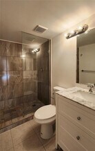 600 NE 36th St, Unit 821 in Miami, FL - Foto de edificio - Building Photo