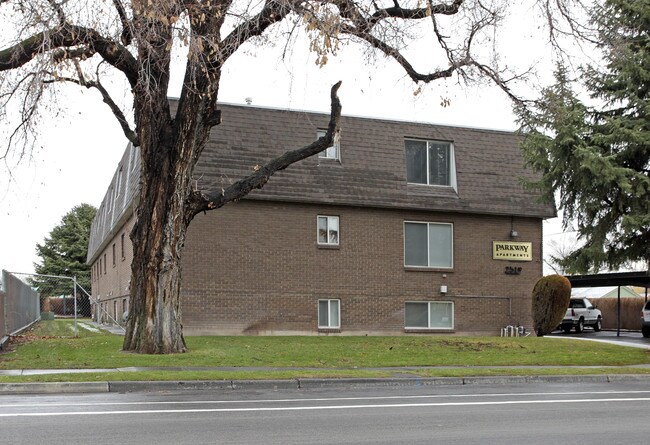 Parkway Apartments in South Salt Lake, UT - Building Photo - Building Photo