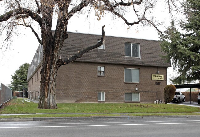 Parkway Apartments in South Salt Lake, UT - Foto de edificio - Building Photo