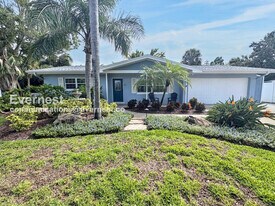 111 Carlyle Dr in Palm Harbor, FL - Building Photo