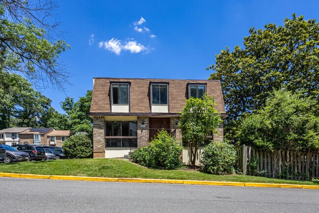 6023 Forrest Hollow Ln in West Springfield, VA - Building Photo - Building Photo